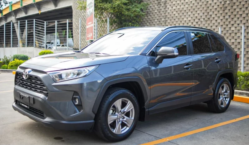 Toyota RAV4 2024 AUTOMATICO GRIS METÁLICO lleno