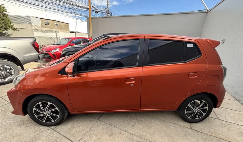 TOYOTA AGYA 2021 ANARANJADO METALICO lleno