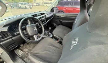 TOYOTA HILUX 2022 MECANICO SILVER METALICO lleno