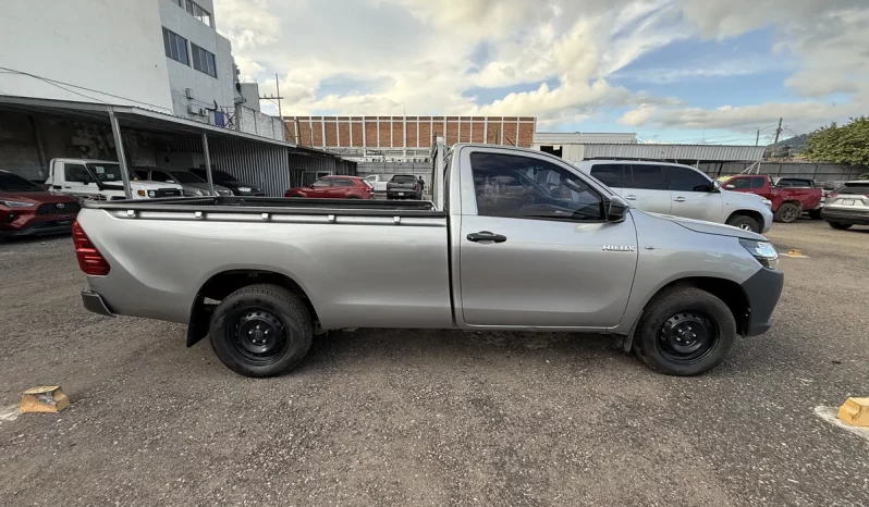 TOYOTA HILUX 2022 MECANICO SILVER METALICO lleno