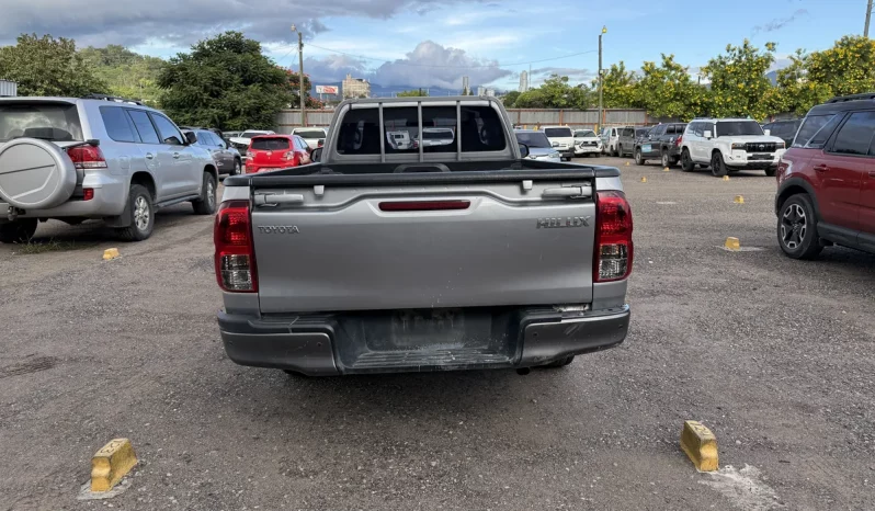 TOYOTA HILUX 2022 MECANICO SILVER METALICO lleno