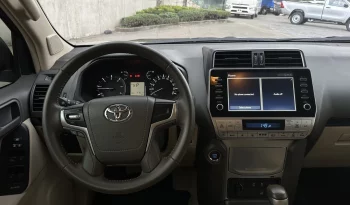 TOYOTA LAND CRUISER PRADO TXL 2023 NEGRO MICA lleno