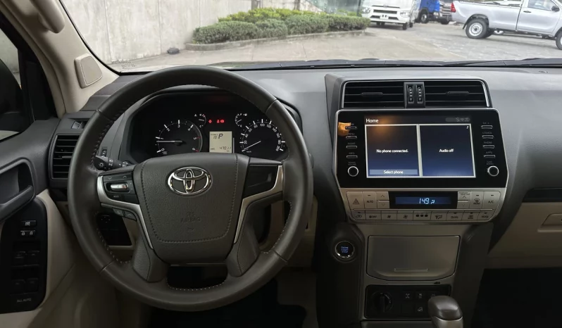 TOYOTA LAND CRUISER PRADO TXL 2023 NEGRO MICA lleno