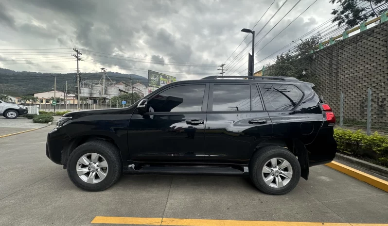TOYOTA LAND CRUISER PRADO TXL 2023 NEGRO MICA lleno