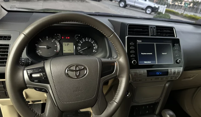 TOYOTA LAND CRUISER PRADO TXL 2023 NEGRO MICA lleno