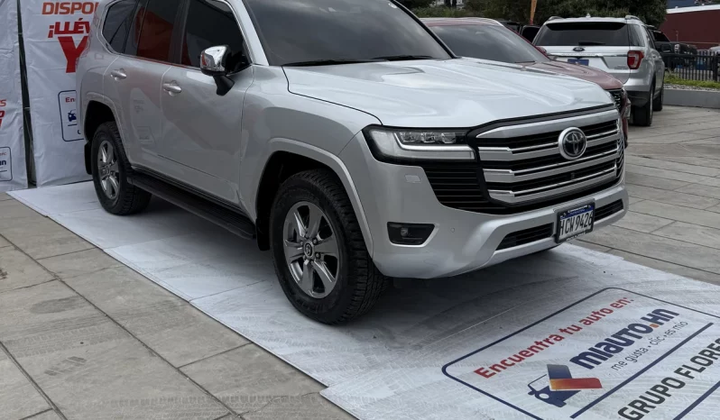 TOYOTA LAND CRUISER 300 2023 SILVER METALICO lleno
