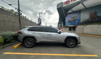 Toyota RAV4 2024 4×4 AUTOMATICO SILVER METALICO lleno