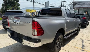 TOYOTA HILUX 2022 SILVER METALICO lleno