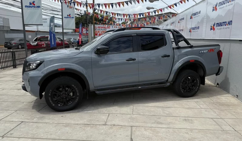 NISSAN PICK UP NP300 2025 4×4 GRIS PERLA lleno