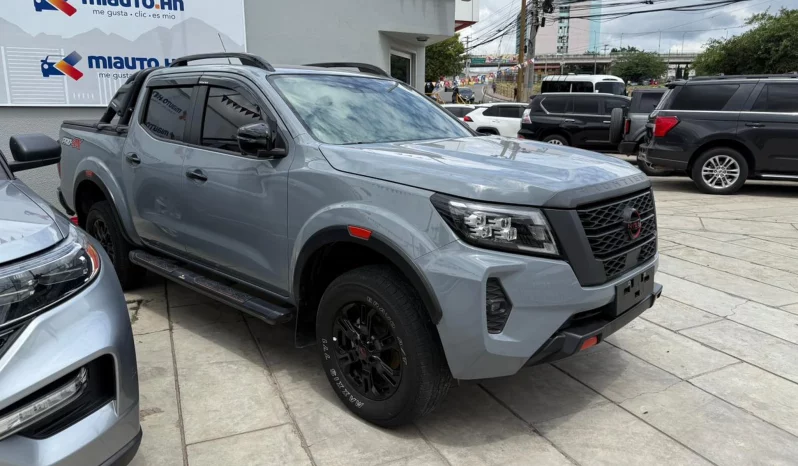 NISSAN PICK UP NP300 2025 4×4 GRIS PERLA lleno