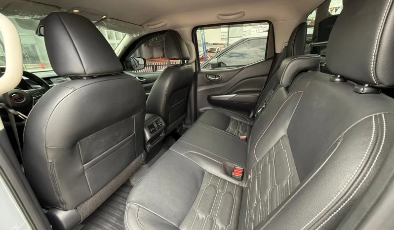 NISSAN PICK UP NP300 2025 4×4 GRIS PERLA lleno