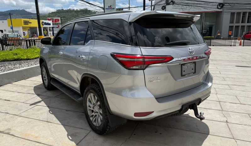TOYOTA FORTUNER 2024 SILVER METALICO lleno
