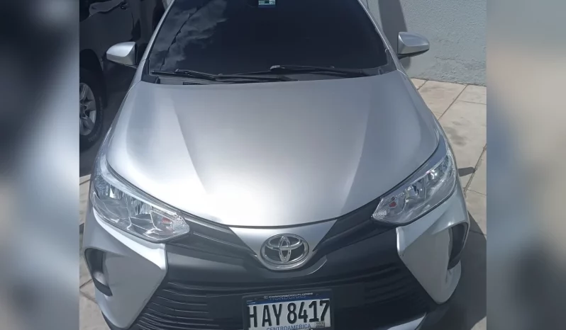 TOYOTA YARIS SEDÁN 2021 SILVER METÁLICO lleno