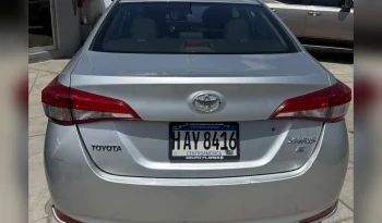 TOYOTA YARIS SEDÁN 2021 SILVER METÁLICO lleno