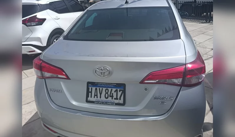 TOYOTA YARIS SEDÁN 2021 SILVER METÁLICO lleno