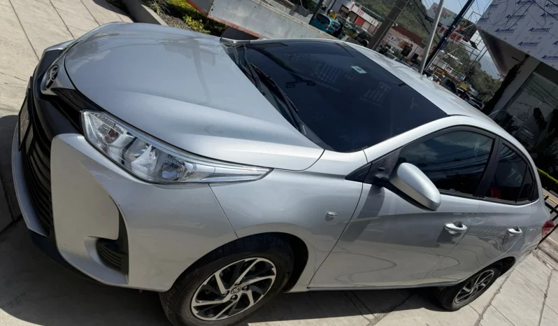 TOYOTA YARIS SEDÁN 2021 SILVER METÁLICO lleno