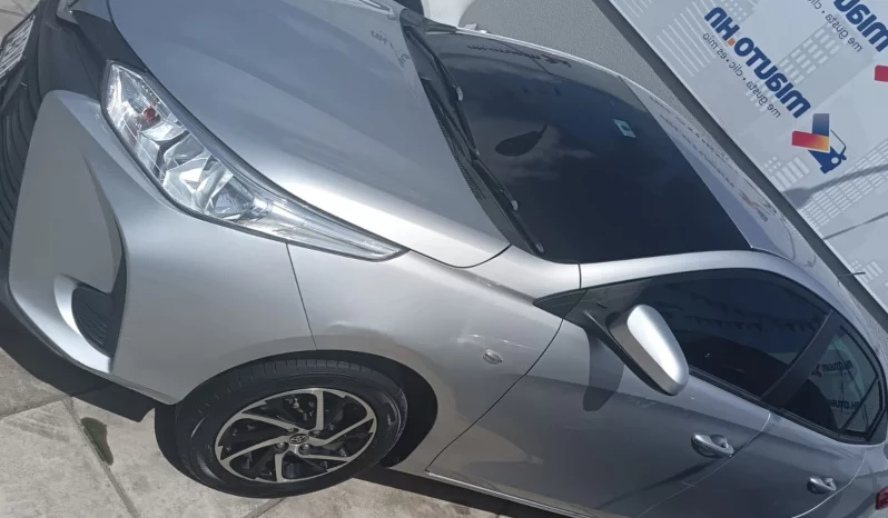 TOYOTA YARIS SEDÁN 2021 SILVER METÁLICO lleno