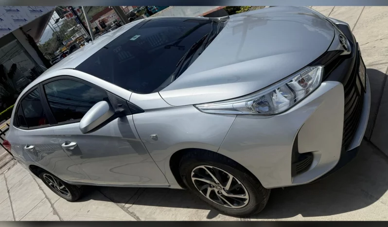 TOYOTA YARIS SEDÁN 2021 SILVER METÁLICO lleno