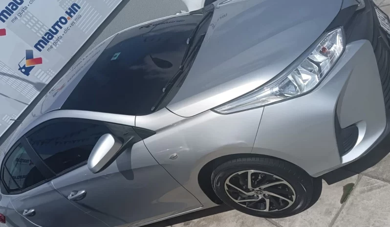 TOYOTA YARIS SEDÁN 2021 SILVER METÁLICO lleno