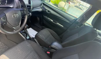 TOYOTA YARIS SEDÁN 2021 SILVER METÁLICO lleno