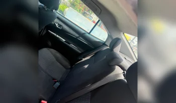 TOYOTA YARIS SEDÁN 2021 SILVER METÁLICO lleno