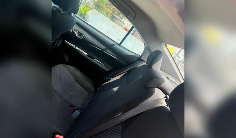 TOYOTA YARIS SEDÁN 2021 SILVER METÁLICO lleno