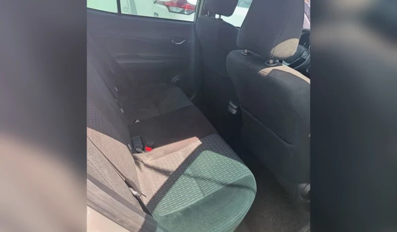 TOYOTA YARIS SEDÁN 2021 SILVER METÁLICO lleno