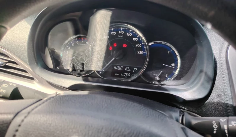 TOYOTA YARIS SEDÁN 2021 SILVER METÁLICO lleno