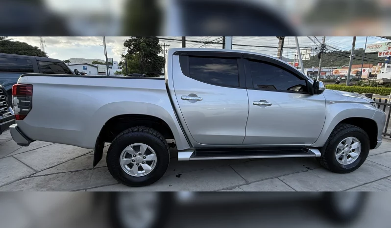 MITSUBISHI L200 PICKUP 2023 PLATEADO METÁLICO lleno