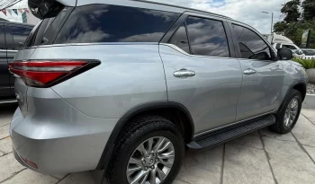 TOYOTA FORTUNER SUV 2023 SILVER METÁLICO lleno