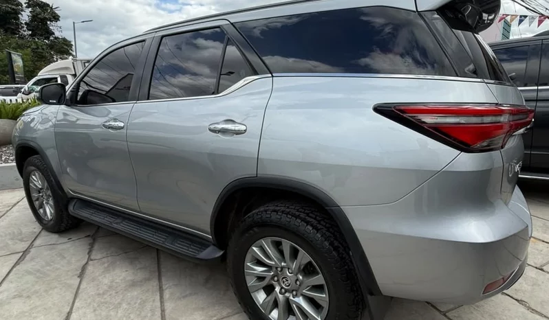 TOYOTA FORTUNER SUV 2023 SILVER METÁLICO lleno