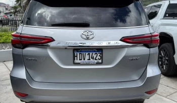 TOYOTA FORTUNER SUV 2023 SILVER METÁLICO lleno