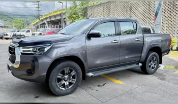 TOYOTA HILUX PICKUP 2023 GRIS METÁLICO lleno