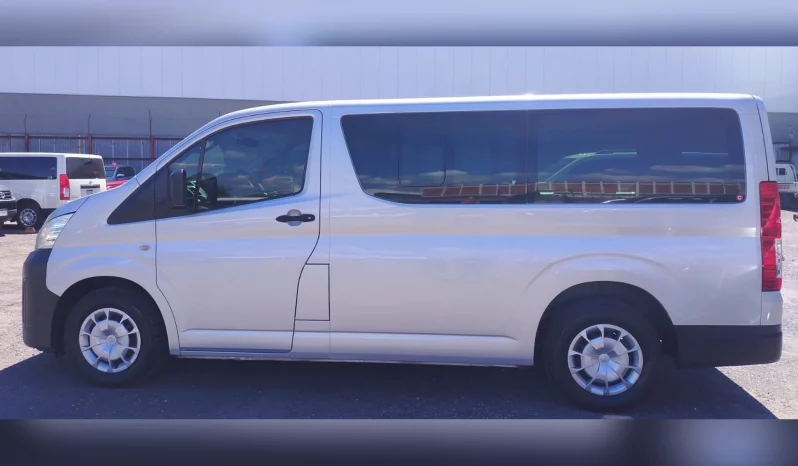 TOYOTA HIACE BUS 2023 SILVER MICA METÁLICO lleno