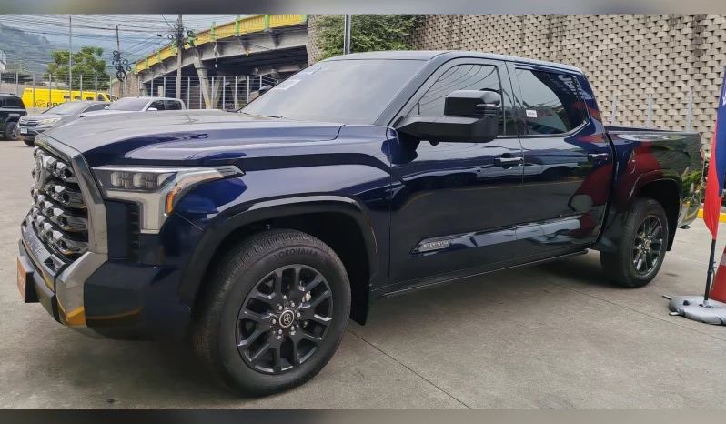 TOYOTA TUNDRA SUV 2023 SILVER MICA METÁLICO lleno