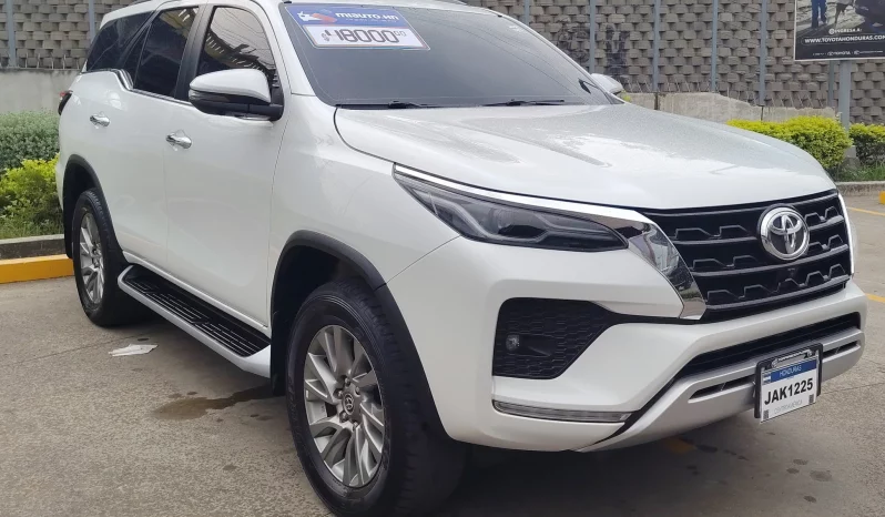 TOYOTA FORTUNER SUV 2024 BLANCO PERLA lleno