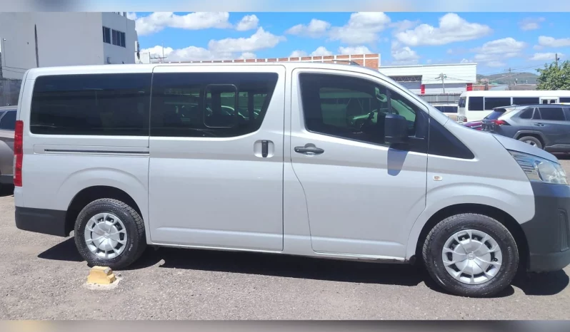 TOYOTA HIACE BUS 2023 SILVER MICA METÁLICO lleno