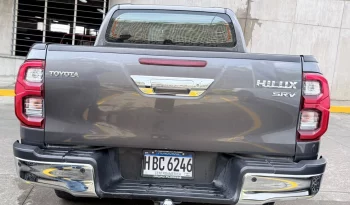 TOYOTA HILUX PICKUP 2023 GRIS METÁLICO lleno