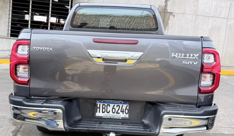 TOYOTA HILUX PICKUP 2023 GRIS METÁLICO lleno