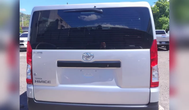 TOYOTA HIACE BUS 2023 SILVER MICA METÁLICO lleno