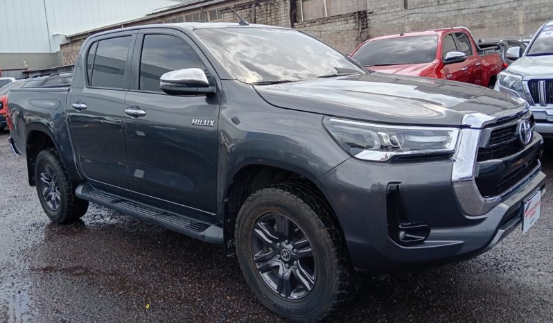TOYOTA HILUX 2024 GRIS METALICO lleno