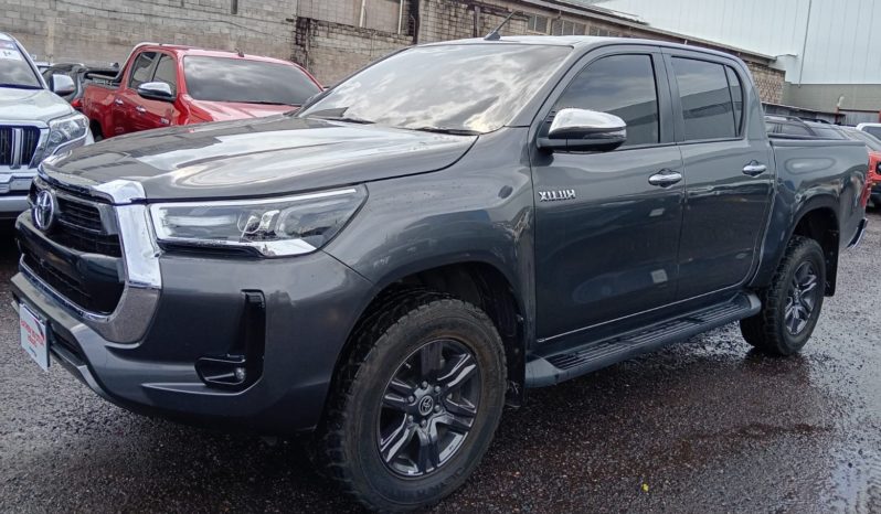 TOYOTA HILUX 2024 GRIS METALICO lleno